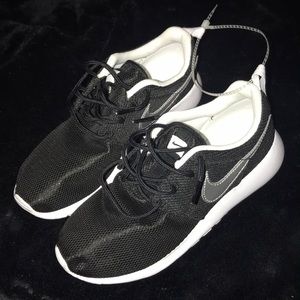 Black Nike tennis shoes. 4 in youth, 6 in women’s.